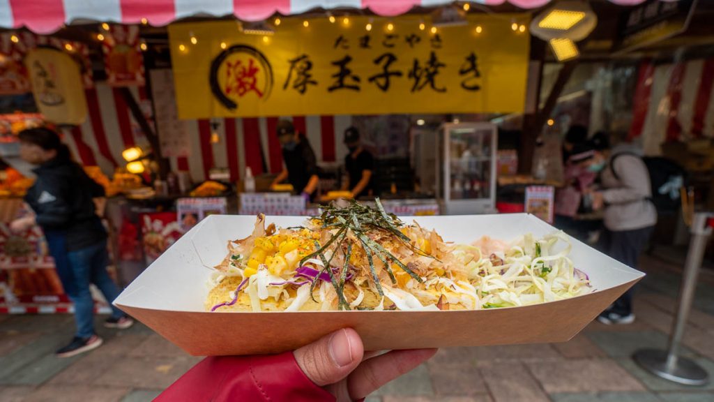 vegetarian-friendly egg okonomiyaki from japanese stalls outside maya restaurant - things to di in Taiwan