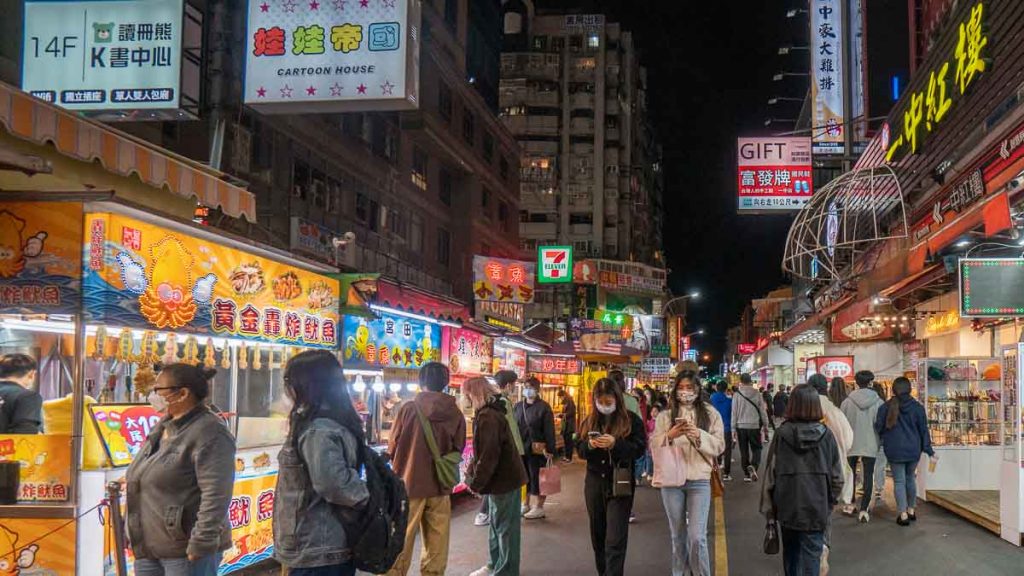 yizhong night market in taichung - things to do in taiwan
