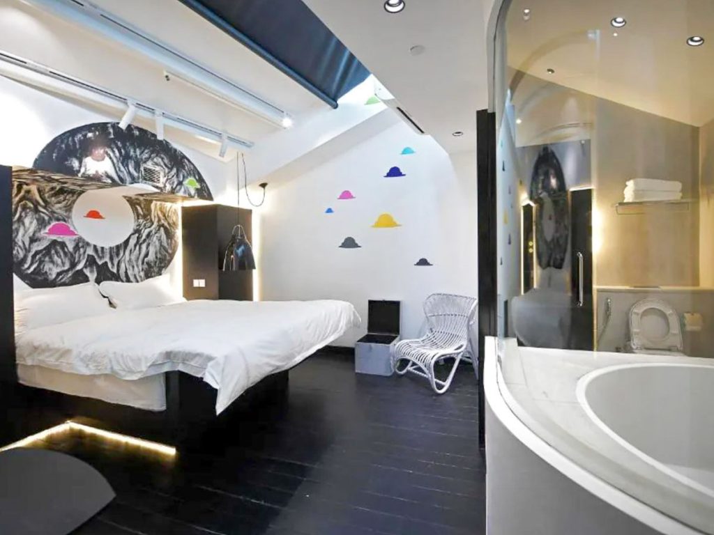 Hi Hotel Bugis with Bathtub - Staycations in Singapore