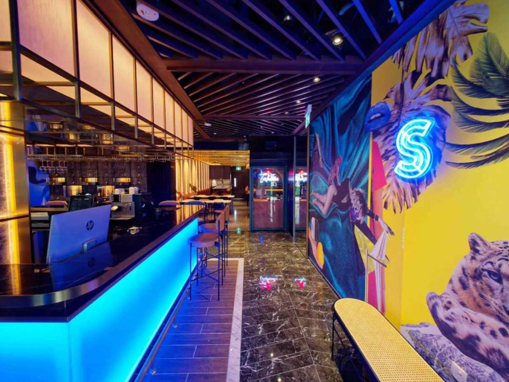 Hotel Solola Neon Lounge - Staycations in Singapore
