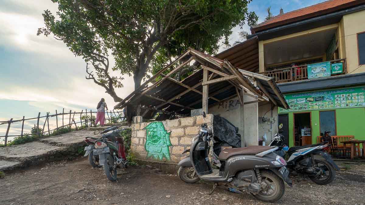 Hut with green graffiti at Kelingking Beach - Bali Itinerary