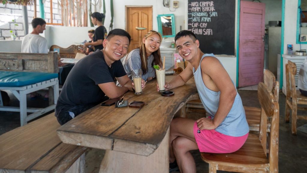 Friends having a meal at Sunny Cafe Penida - Bali Itinerary