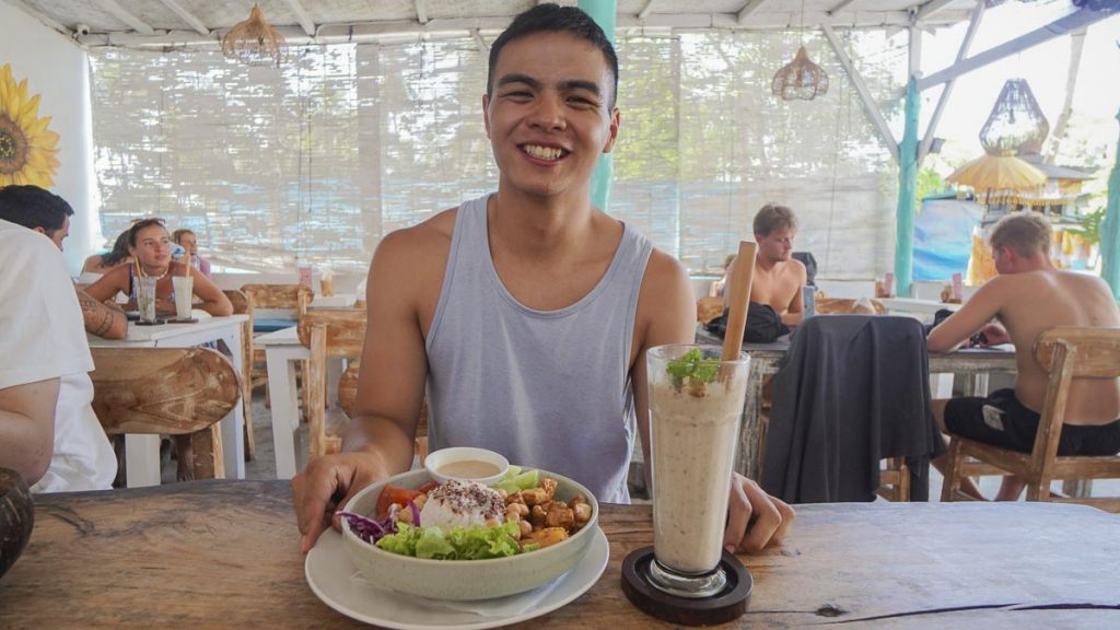 Sunny Cafe Pineda - Man with Smoothie and Buddha Bowl