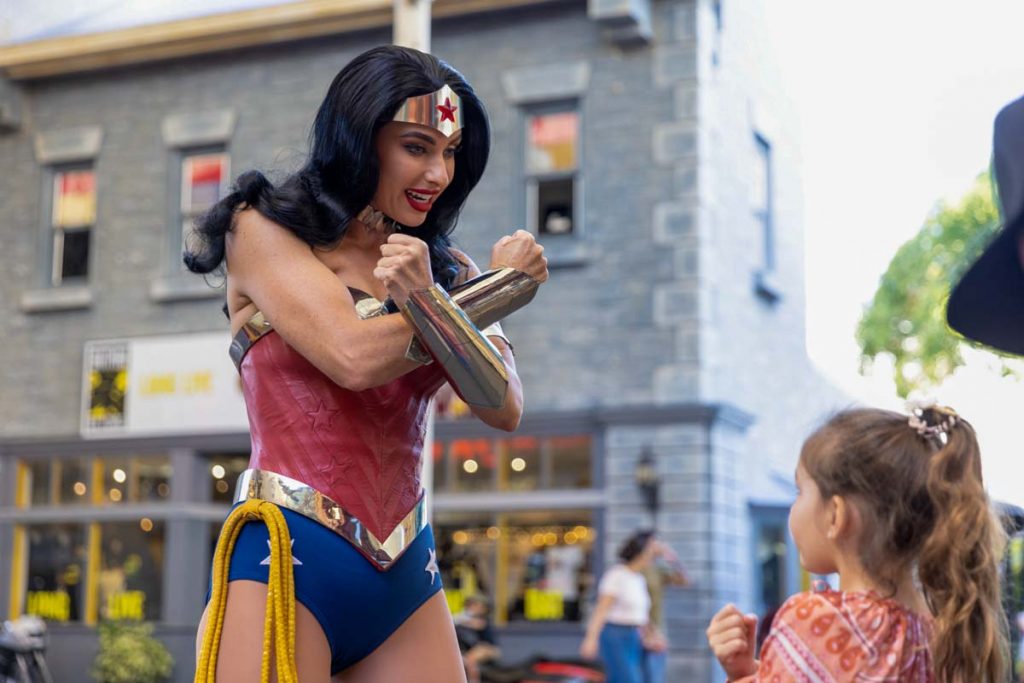 Wonderwoman-Character-at-Warner-Bro-Movie-World