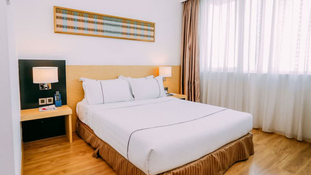 Hotel Granada Deluxe Queen Room - Where to stay in Bukit Indah