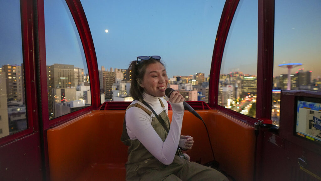 Girl singing Karaoke in Ferris Wheel at Tokyo Dome City - Non-Touristy Tokyo