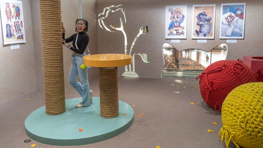 Girl Playing with Scratch Post - Changi Airport Terminal 2