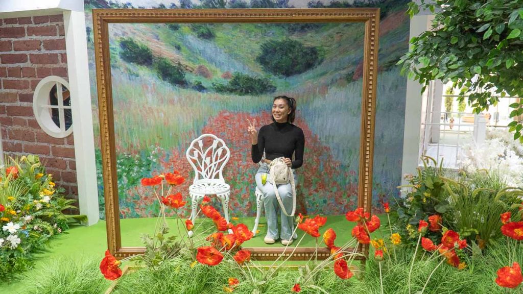 Girl in Picture Frame - Changi Airport Terminal 2