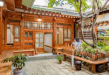 Dongmyo Hanok Sihwadang courtyard - Historic accommodations in Seoul