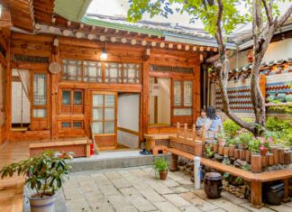 Dongmyo Hanok Sihwadang courtyard - Historic accommodations in Seoul