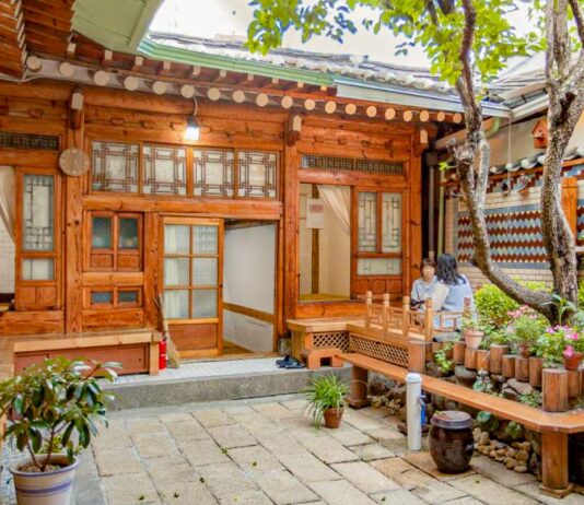 Dongmyo Hanok Sihwadang courtyard - Historic accommodations in Seoul