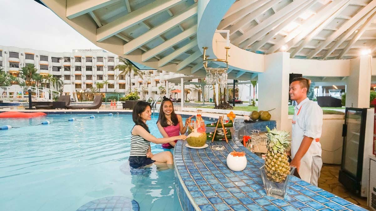 HARRIS Resort Waterfront Pool Bar - Where to Stay in Batam