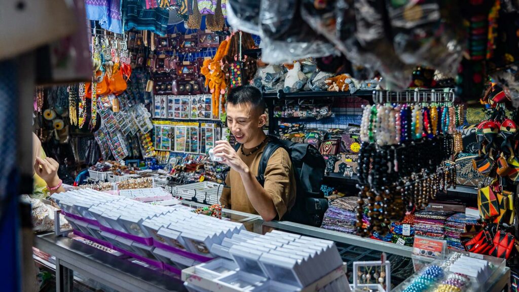 Handicraft Market Tourist Buying Pearls - Things to do in Kota Kinabalu