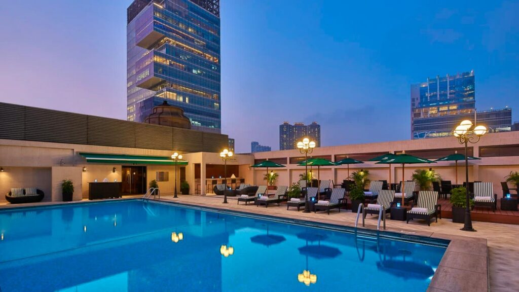 Holiday Inn Golden Mile Rooftop Pool - Hong Kong Disneyland Hotels