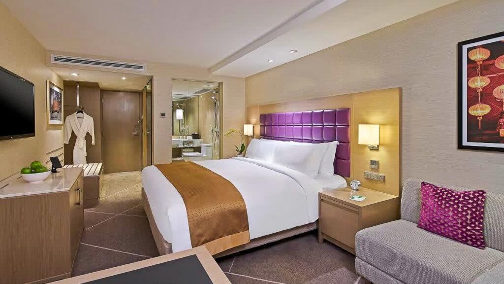 Holiday Inn Golden Mile Pool Room - HK Accommodations