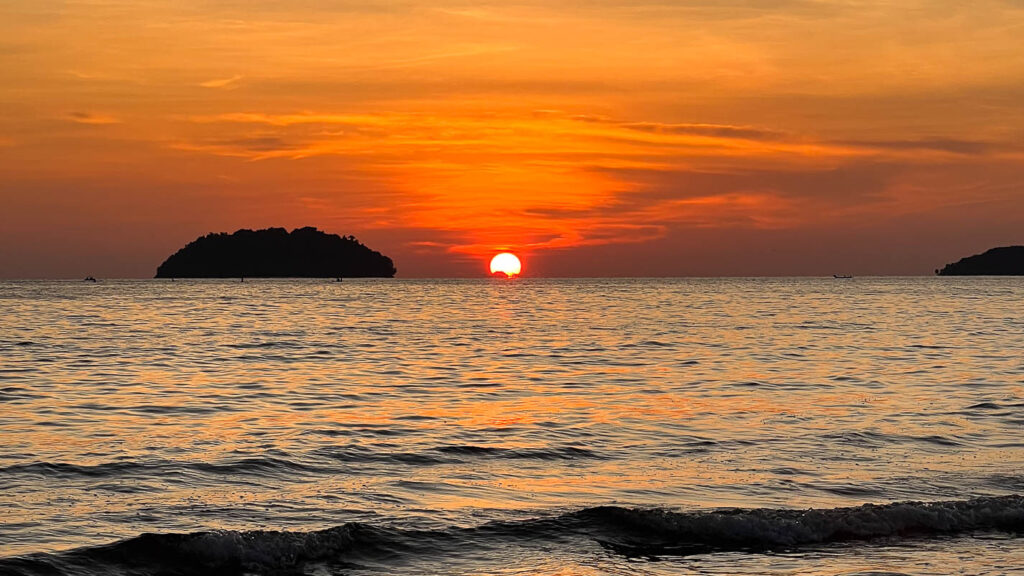 Sunset at Tanjung Aru Beach - Things to do in Kota Kinabalu