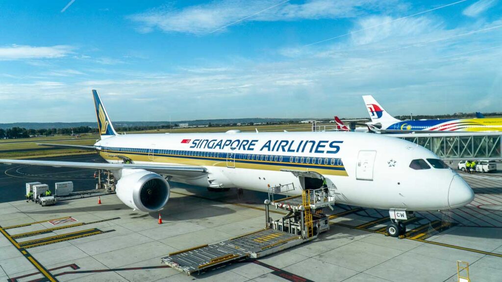 Singapore Airlines Boeing 737 Plane - How to get to Adelaide