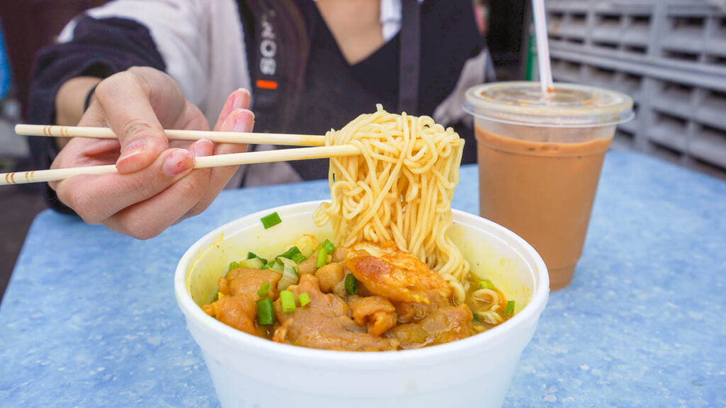 Pork and instant noodles at Heng Mei Restaurant (恒美菜館) in Cheung Chau Island