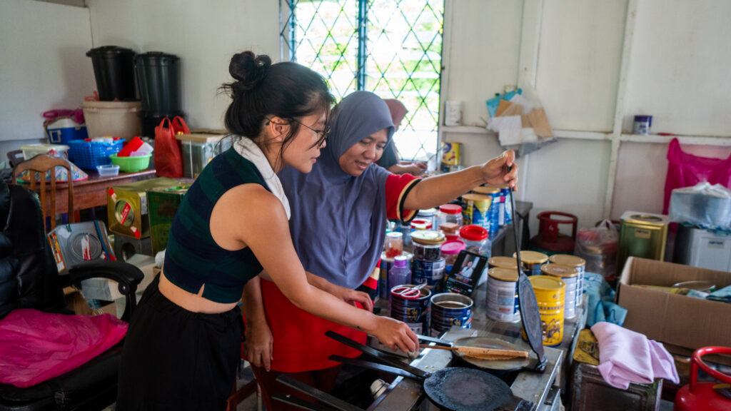 Women at Kuih Sepit Kpg Judan making biscuits - Sarawak guide