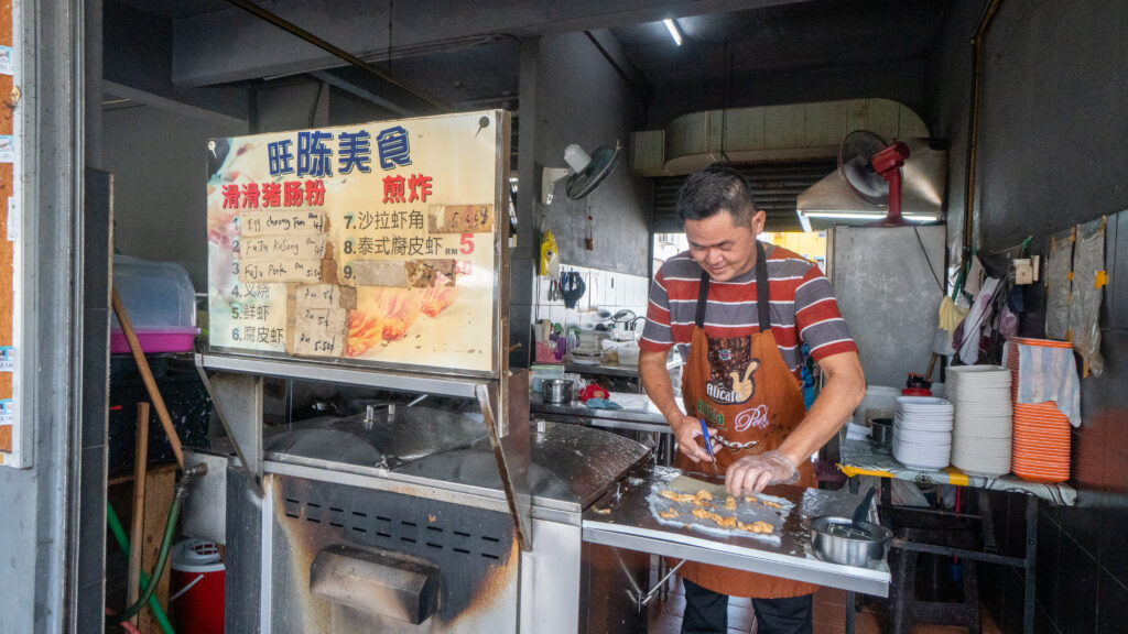 Man makin chee cheong fun at Ali Papa Cafe - Things to eat in Miri