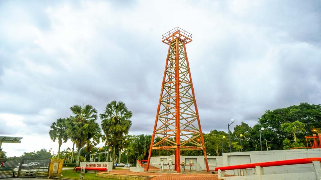 The Grand Old Lady at Canada Hill - Things to do in Miri