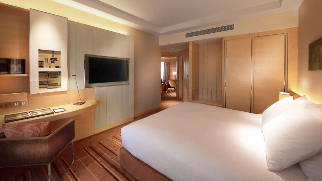 Double Tree Hilton Bedroom - JB Staycations