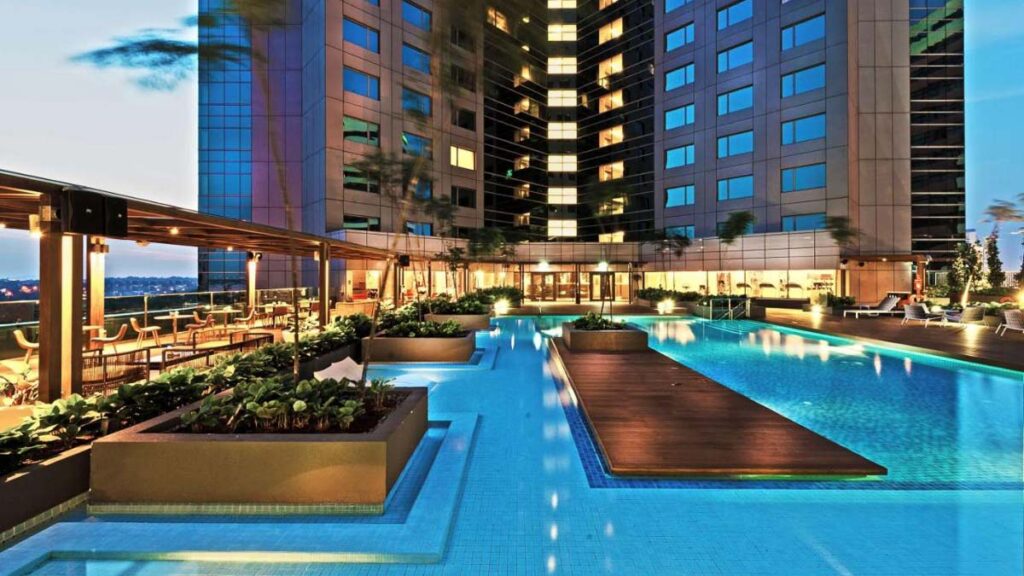Double Tree Hilton Swimming Pool - JB Staycations