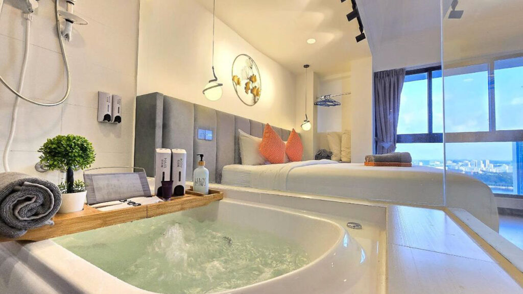 Loft Suite Seaview JB CIQ - Master Bedroom Jacuzzi - Family Friendly Things to Do in