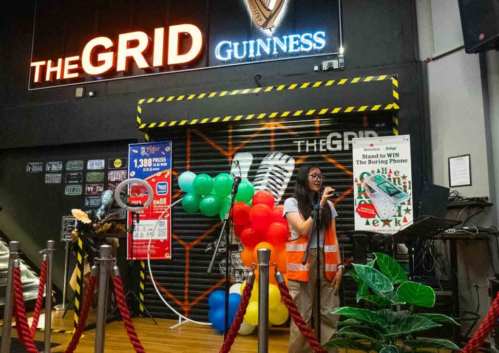 Girl singing at The GRID Kitchen and Bar -Bars in Skudai