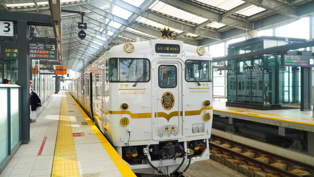 Two Stars 4047 train at station - JR Kyushu Pass Itinerary