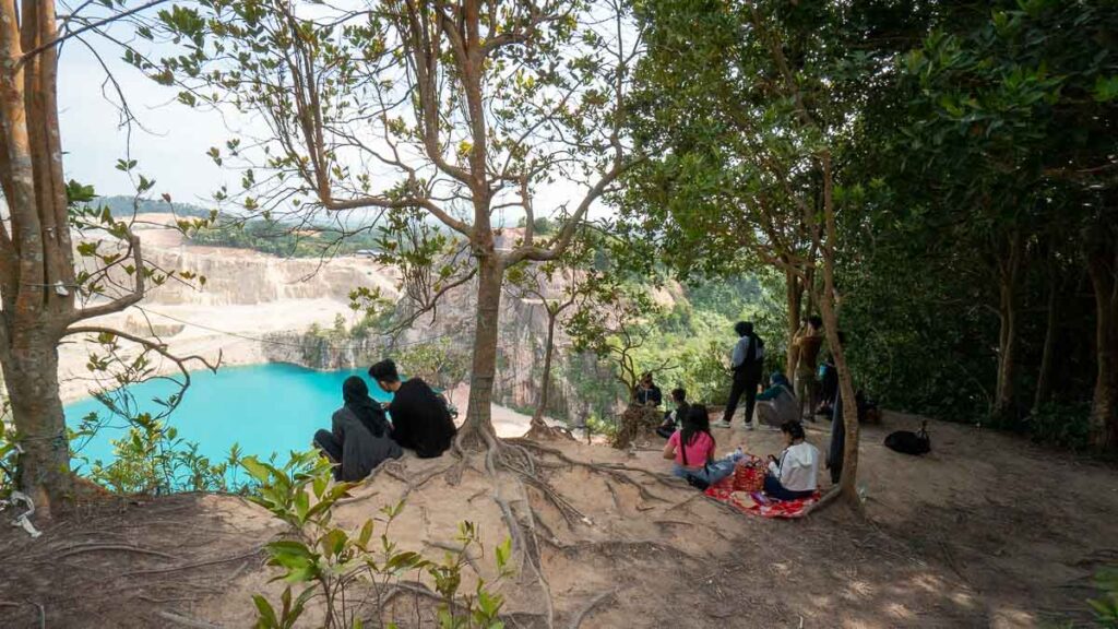 Hikers chilling around the lookout point area - Hiking Guide JB Kangkar Pulai Blue lake