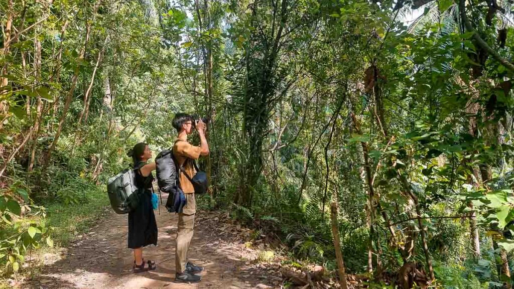 Hikers taking pics along the way - Hiking Guide JB Kangkar Pulai Blue lake