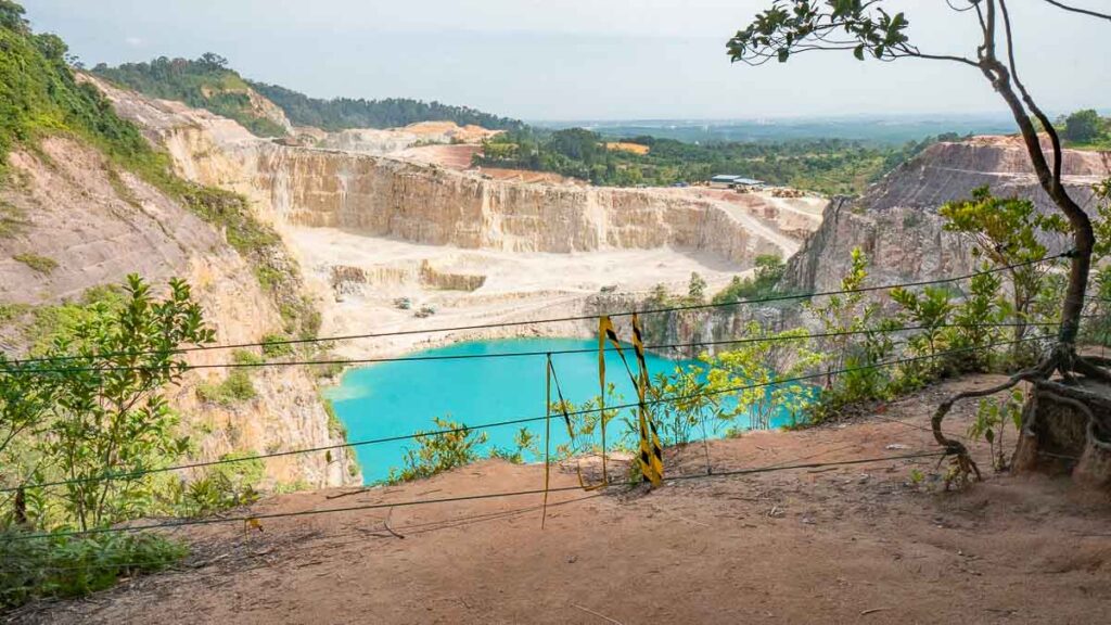 Ropes to prevent people from standing too near to the cliff - JB Kangkar Pulai Blue Lake Hike Guide