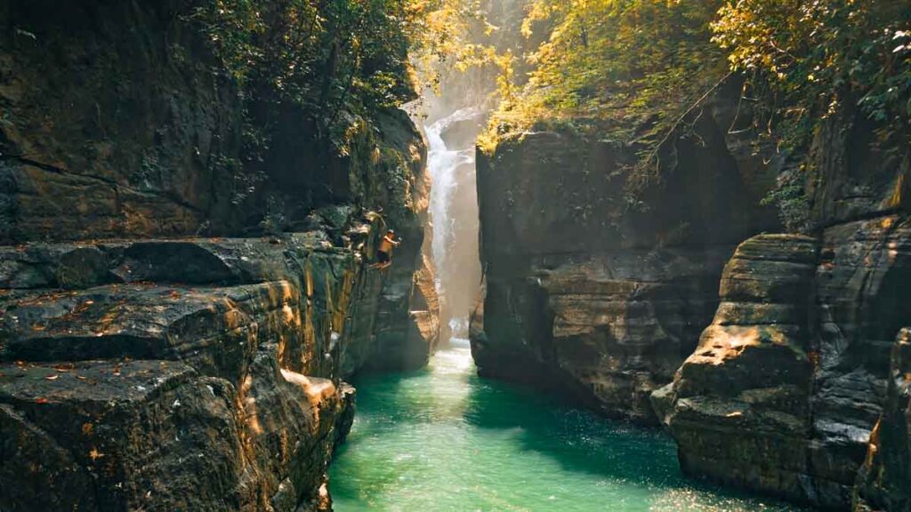 Cliff jumping at Cunca Wulang - weekend getaway