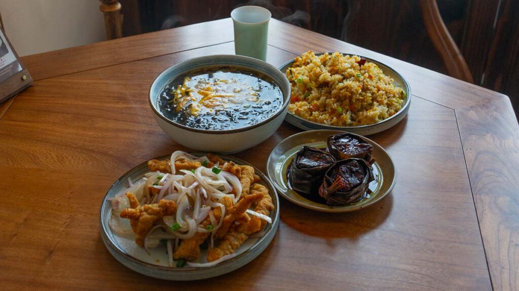 Lunch at Jiangnan Tea House in Zhujiajiao - Things to eat in Shanghai