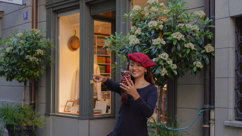 Girl using offline maps - How to save data