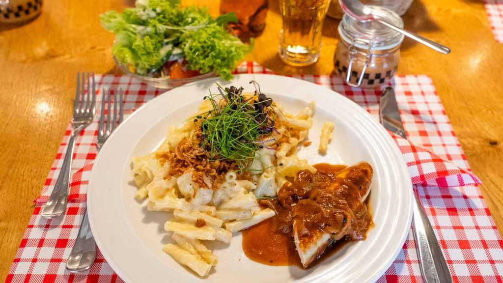 Buffet lunch at Atzmannig Lodge - Atzmannig Lodge