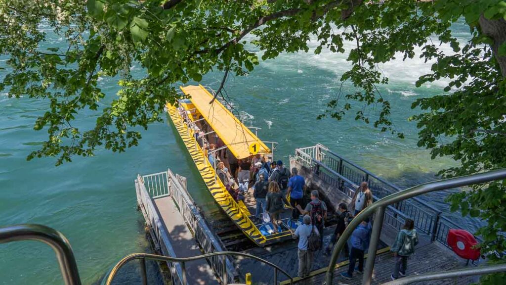 Passengers boarding the boat at the Middle Rock - Zurich attractions