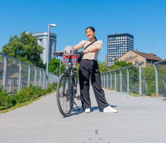 Girl posing with her bike on a bridge - Biking in Zurich