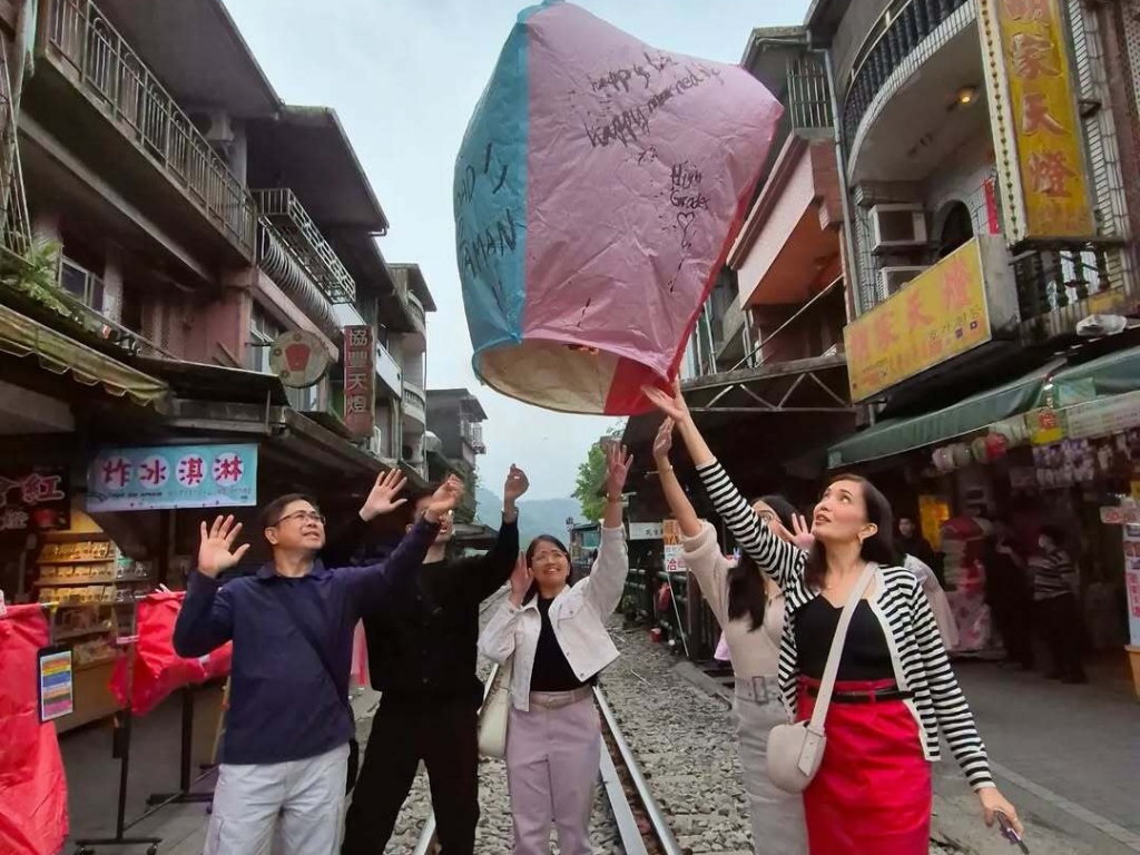 Shifen Old Street Lantern with Family - Family-Friendly Things to Do in Taiwan