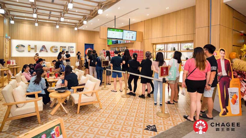 People queuing up in Chagee Mid Valley Southkey