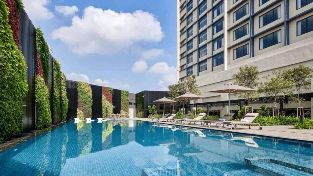Rooftop swimming pool at Hyatt Place - JB hotels near attractions