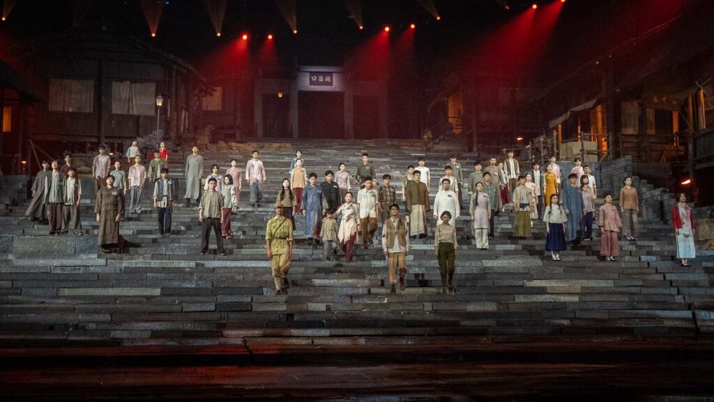 People on Chongqing 1949 Stage - Chongqing Itinerary