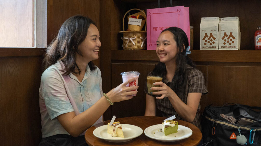 Girls at Coffee Holic Cafe - Chongqing Itinerary