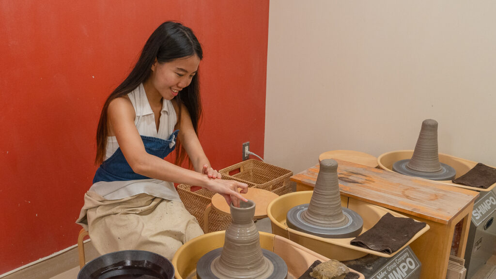 Girl doing pottery at hakone crafthouse – Hakone-Itinerary
