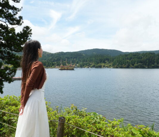 Girl looking at Ashi Lake – Hakone Itinerary