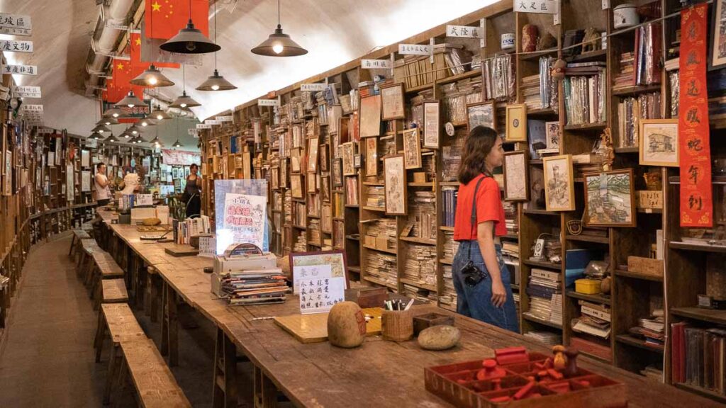 Girl at Jun Ge Bookstore - Chongqing Itinerary