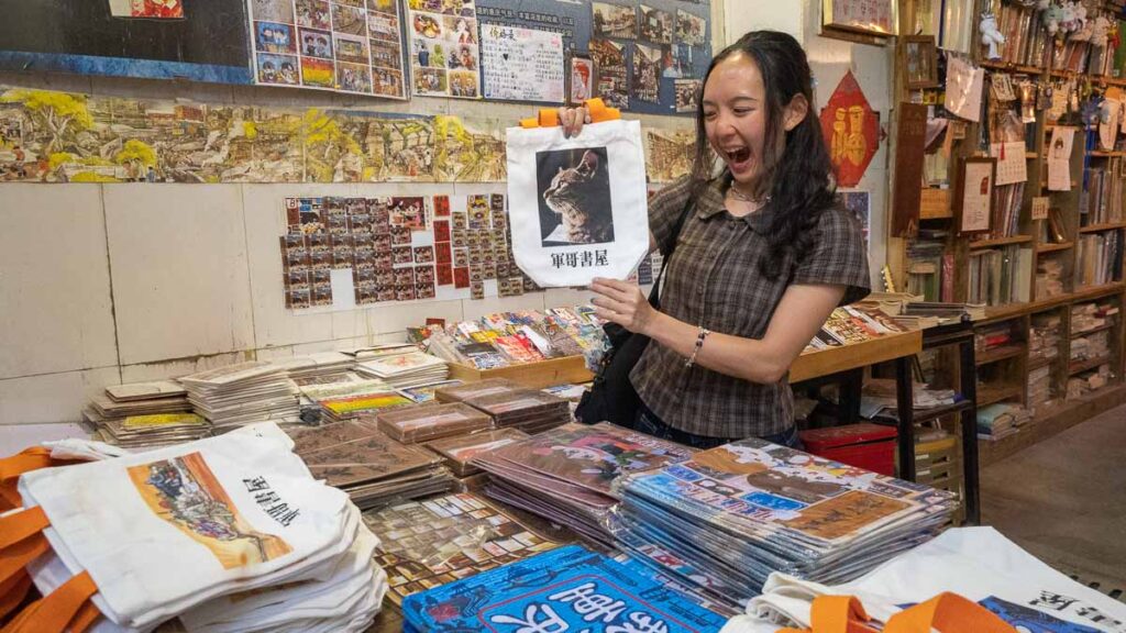 Girl at Jun Ge Bookstore Gift Shop - Chongqing Itinerary