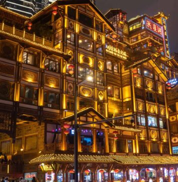 7-Day Chongqing Itinerary for First-timers — Futuristic Cityscapes, Mountain Treks and Hotpot Foot Massages Featured Image - CQ Itinerary