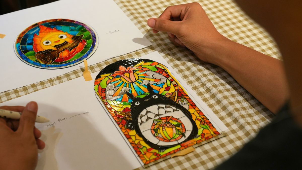 Artist with glass painting - What to Do in HCMC